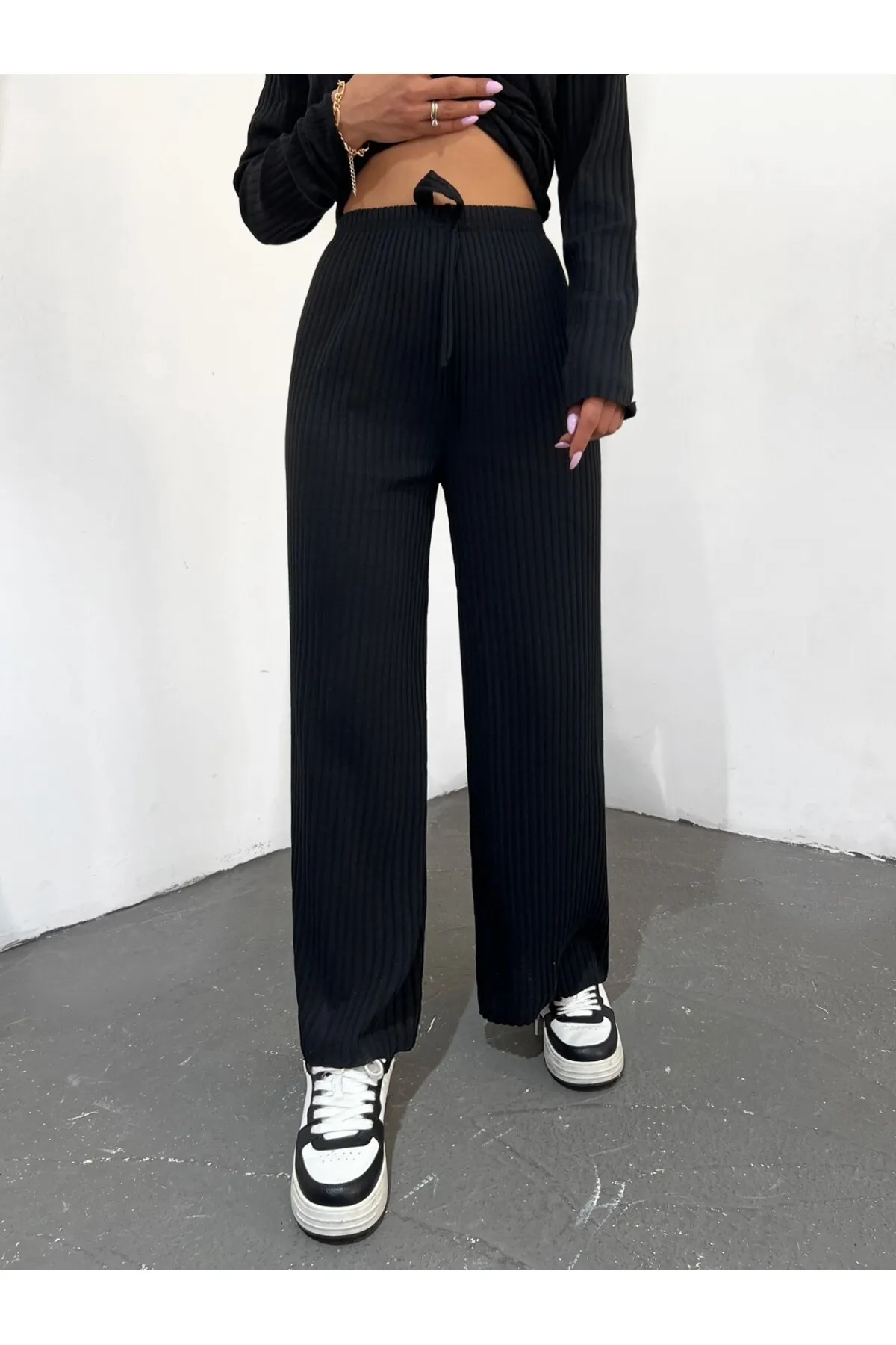Modamorfo  Lockere, gerippte Hose mit Spitzendetail