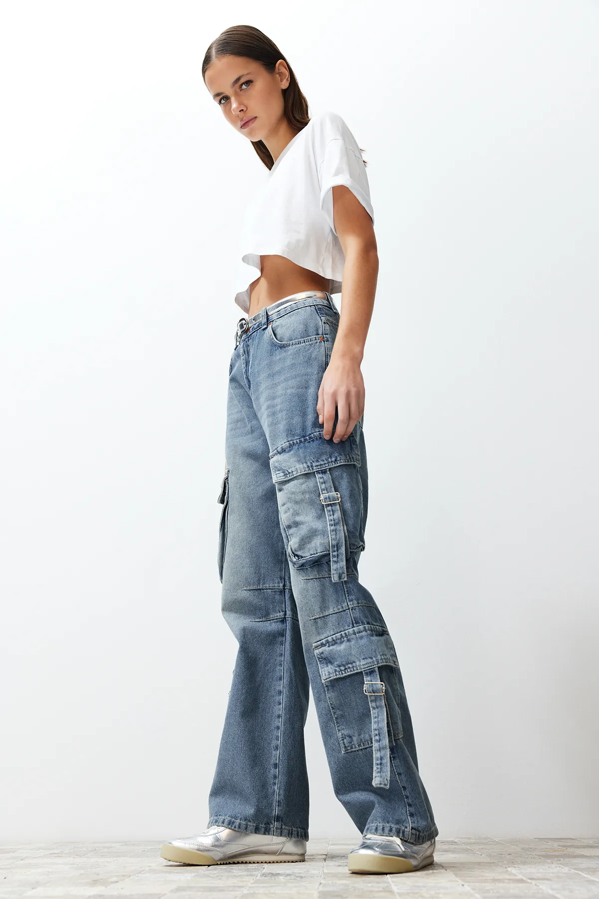 Trendyol Collection  Blaue Skater-Jeans mit Cargotasche und hoher Taille TWOSS24JE00170