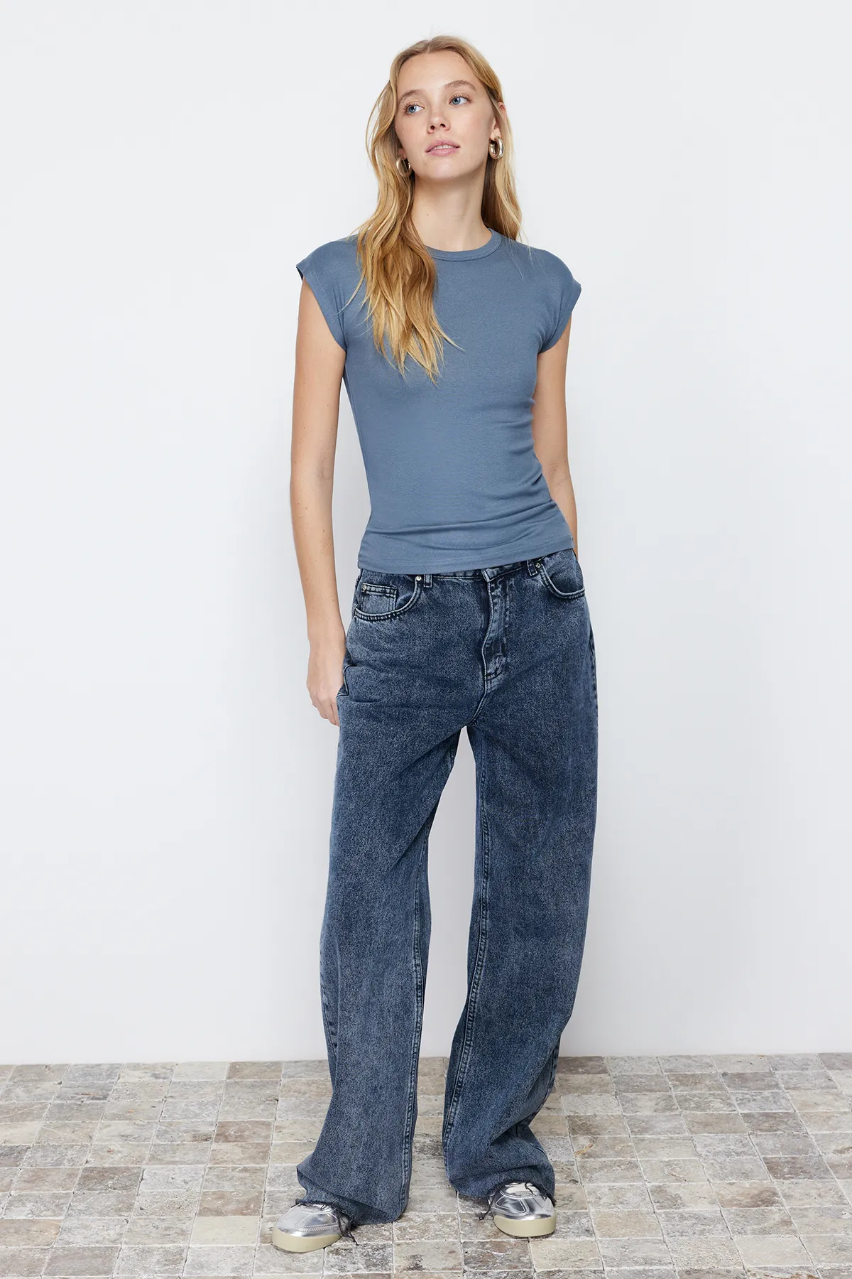 Trendyol Collection  Hellanthrazitfarbene, figurbetonte Stretch-Strickbluse aus hochwertigem Viskose-/Weichstoff TWOSS23BZ00992