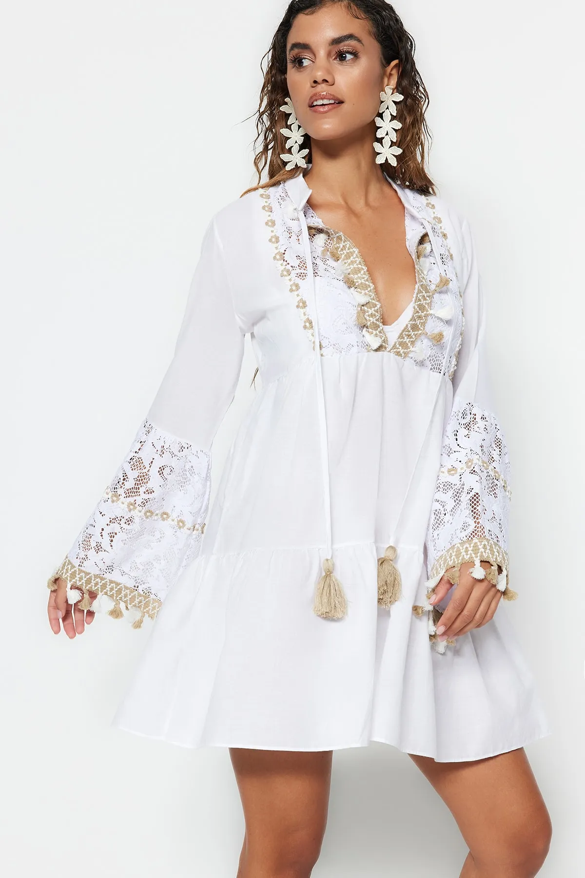 Trendyol Collection  Weißes, gewebtes, besticktes Mini-Strandkleid aus 100 % Baumwolle TBESS20EL0862
