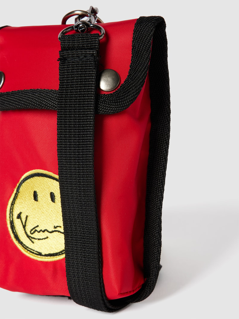 Handytasche mit Motiv-Stitching in rot