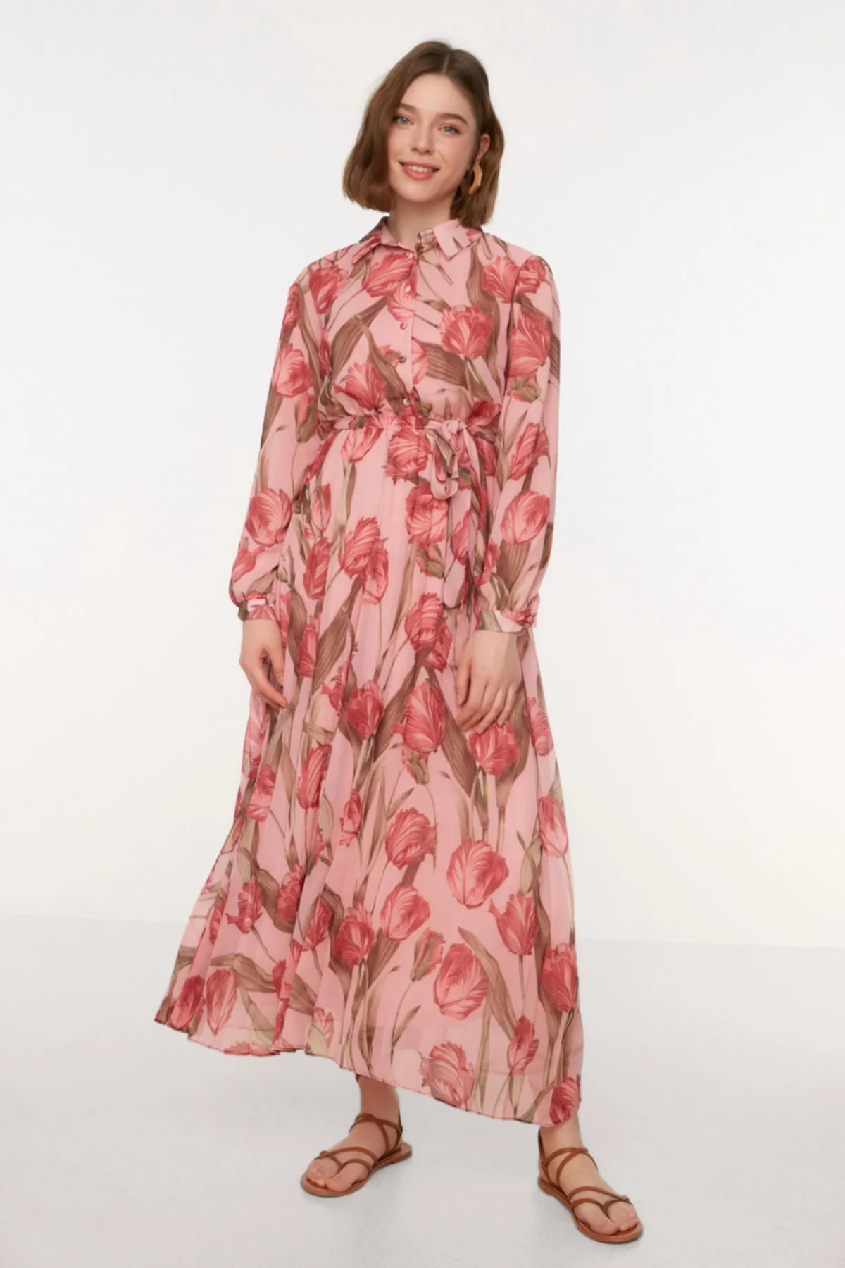 Trendyol Modest  Rosa Kleid aus gewebtem Chiffon mit Hemdkragen und Blumendruck, Gürtel, Futter TCTSS22EB0035