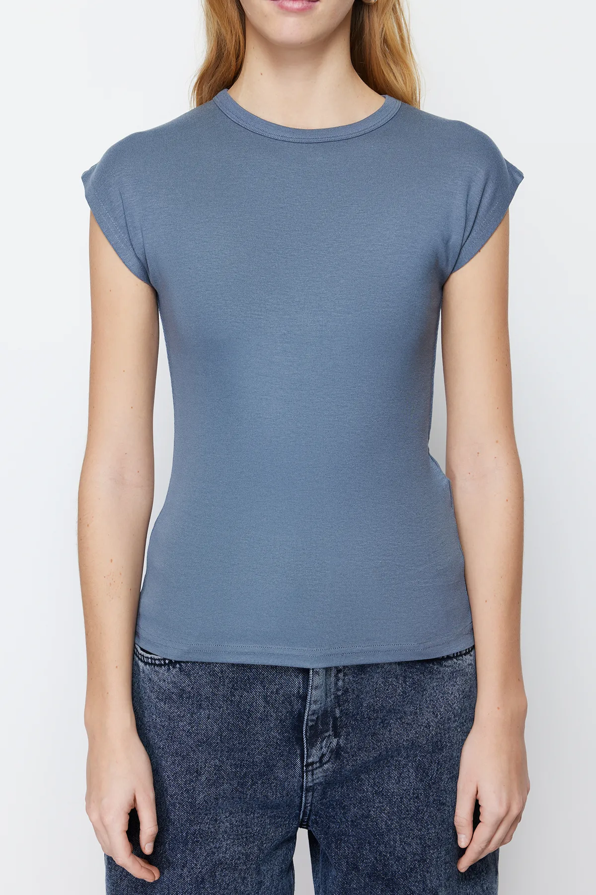 Trendyol Collection  Hellanthrazitfarbene, figurbetonte Stretch-Strickbluse aus hochwertigem Viskose-/Weichstoff TWOSS23BZ00992