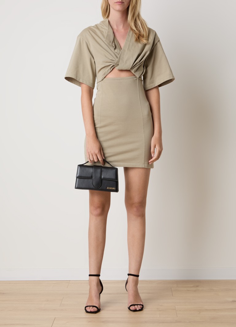 Geantă de mână din piele Jacquemus Le Grand Bambino cu curea de umăr detașabilă.