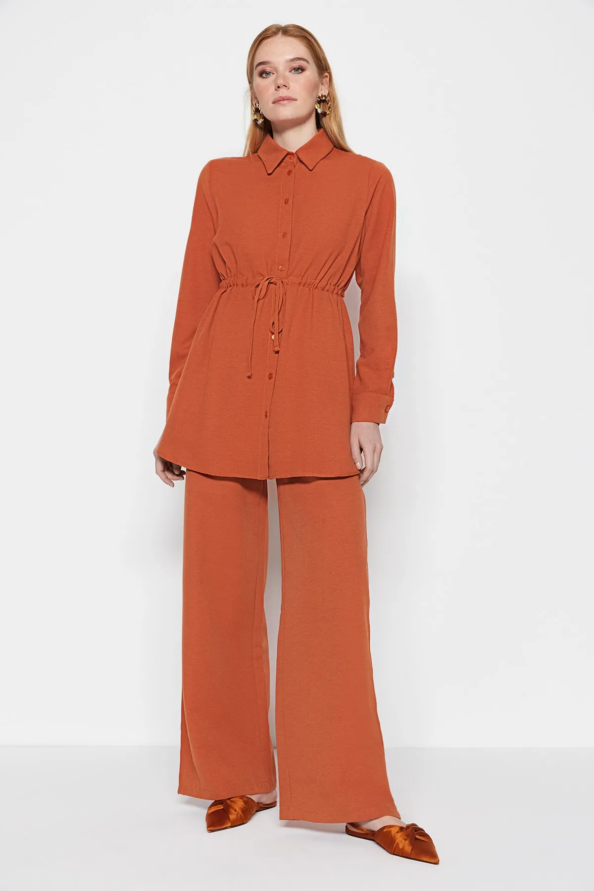 Trendyol Modest  Zimtfarbenes, gewebtes Aerobin-Hemd-Hosen-Set in Leinenoptik mit Kordelzug an der Taille TCTSS23US00032