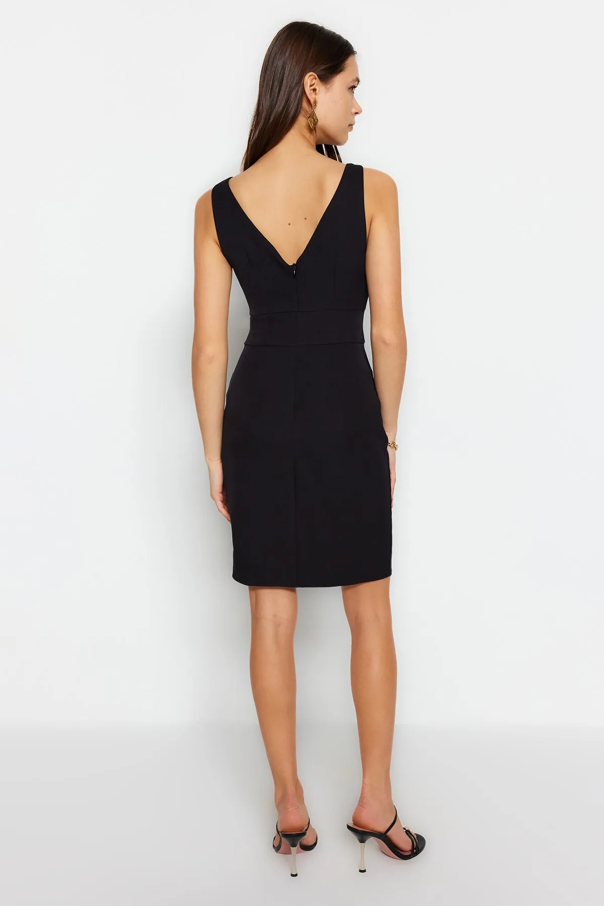 Trendyol Collection  Schwarzes figurbetontes Mini-Webkleid mit V-Ausschnitt TWOSS23EL02036