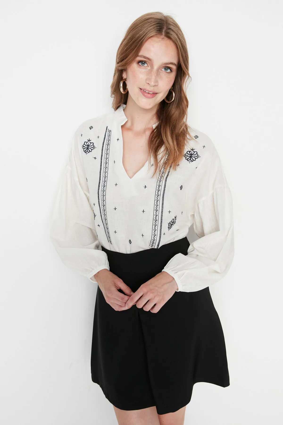 Trendyol Collection  Weiße, bestickte, gewebte Bluse mit Ballonärmeln TWOSS20BZ0284