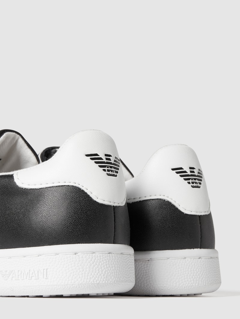 Sneaker mit Label-Prägung in schwarz