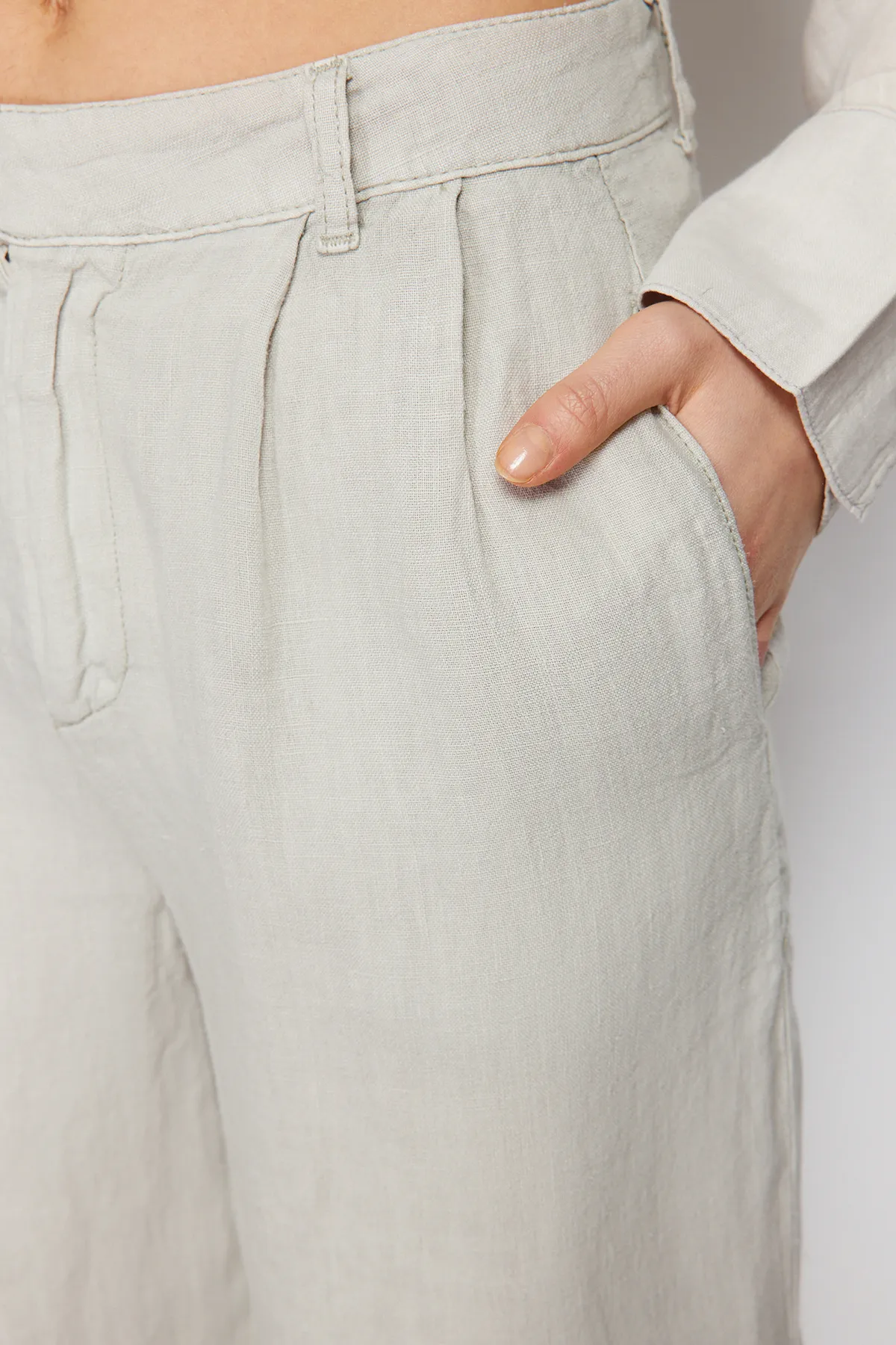 Trendyol Collection  Graue Plisseehose aus 100 % Leinen mit hoher Taille und weitem Bein TWOSS24JE00245