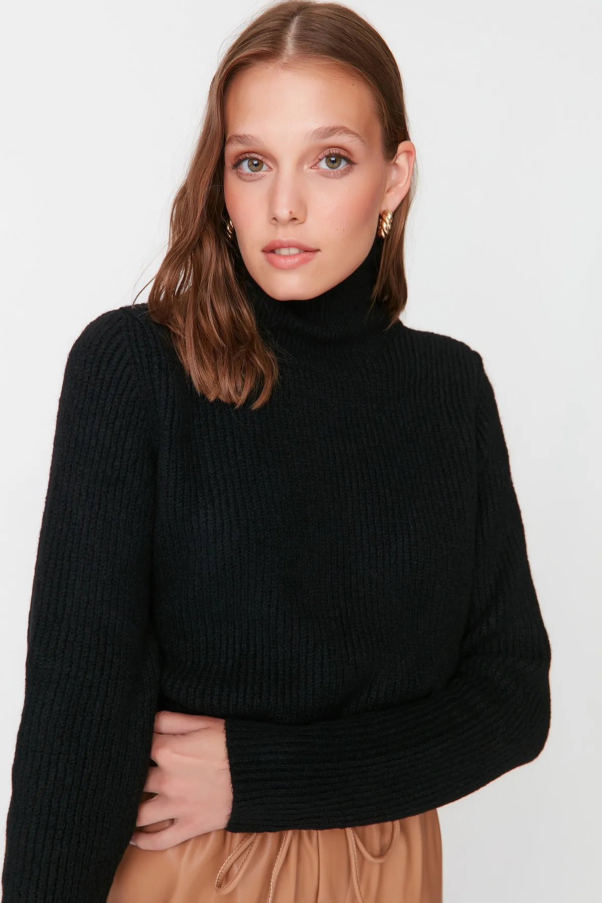 Trendyol Collection  Schwarzer Strickpullover mit Kragendetail TWOAW23KZ01105