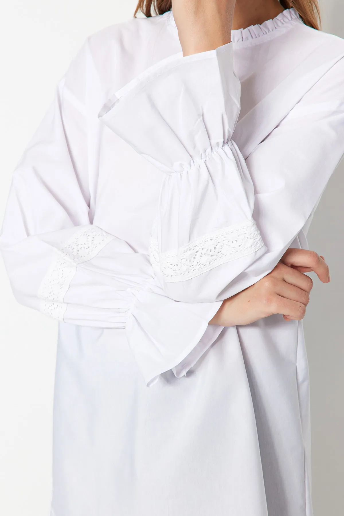 Trendyol Modest  Weiße Tunika aus gewebter Baumwolle mit Spitzenstickerei TCTSS23UK00045