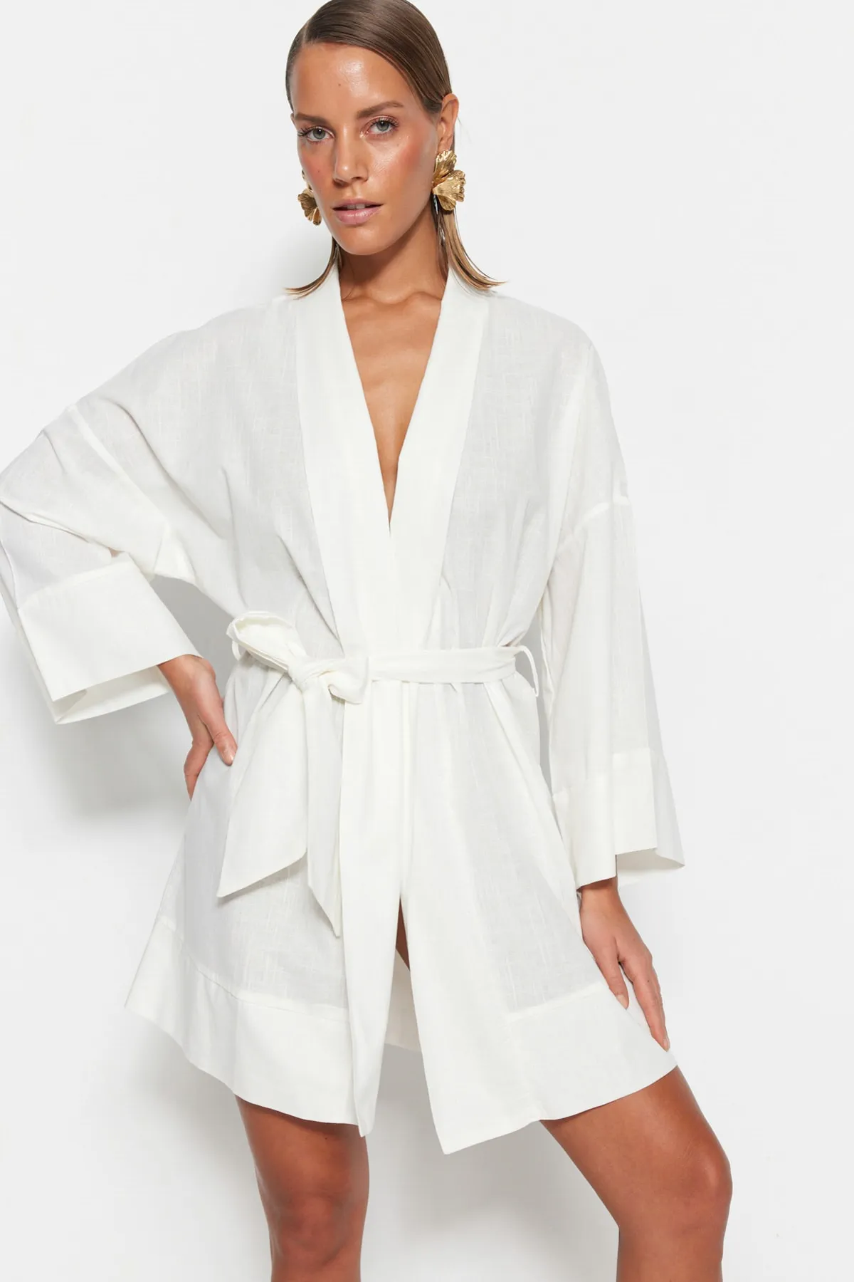 Trendyol Collection  Weißer, gewebter Mini-Kimono und Kaftan aus 100 % Baumwolle mit Gürtel TBESS23KM00080