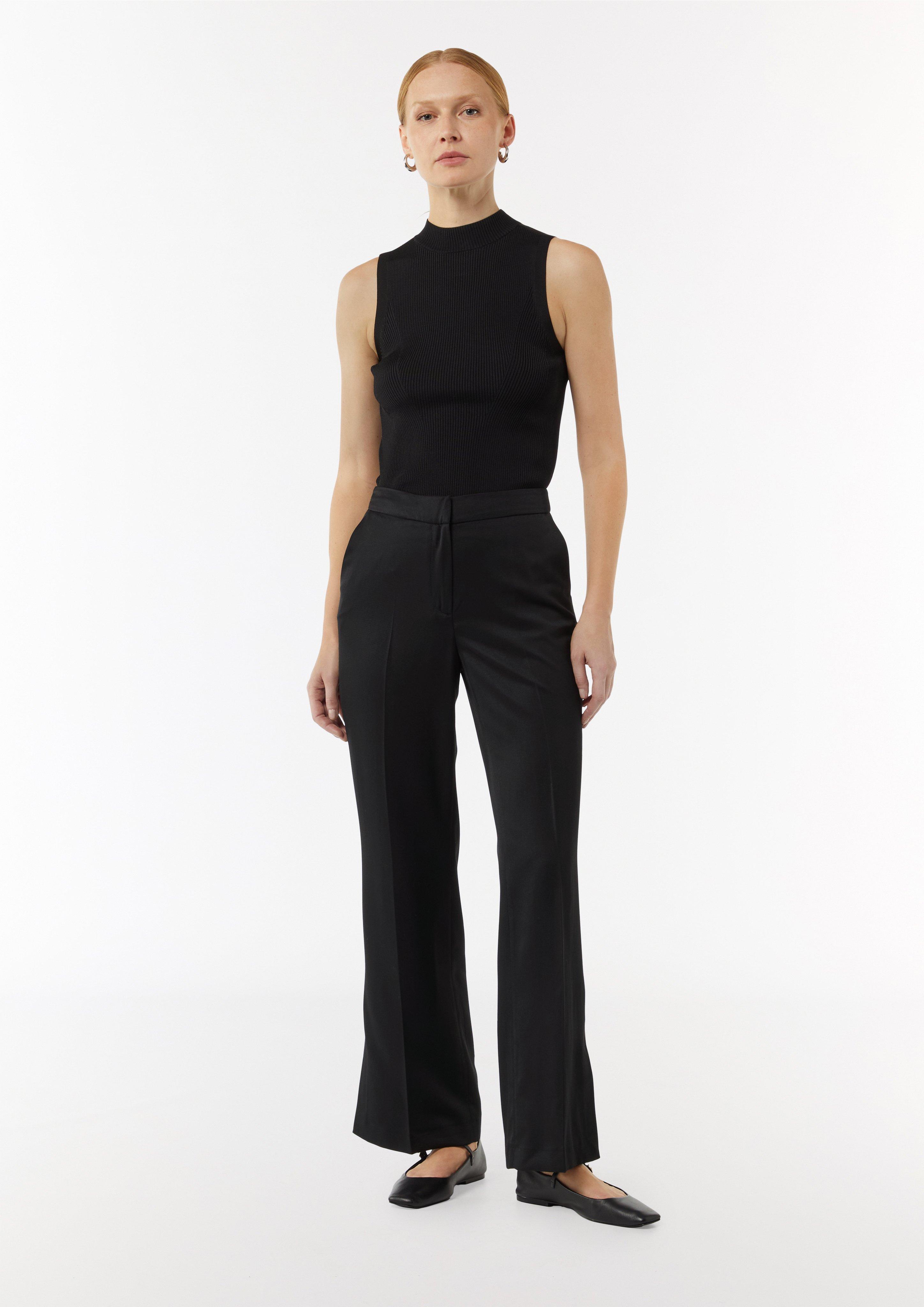 Leicht glänzende Hose mit Flared Leg und Schlitzdetails - schwarz