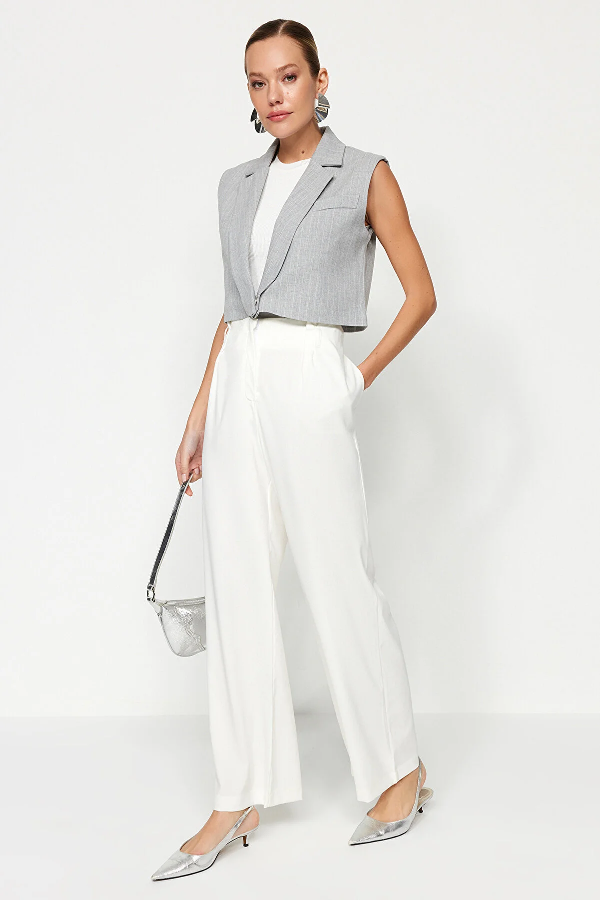 Trendyol Collection  Ecrufarbene, gewebte Hose mit hoher Taille und weitem Bein und weitem Bein TWOAW24PL00332
