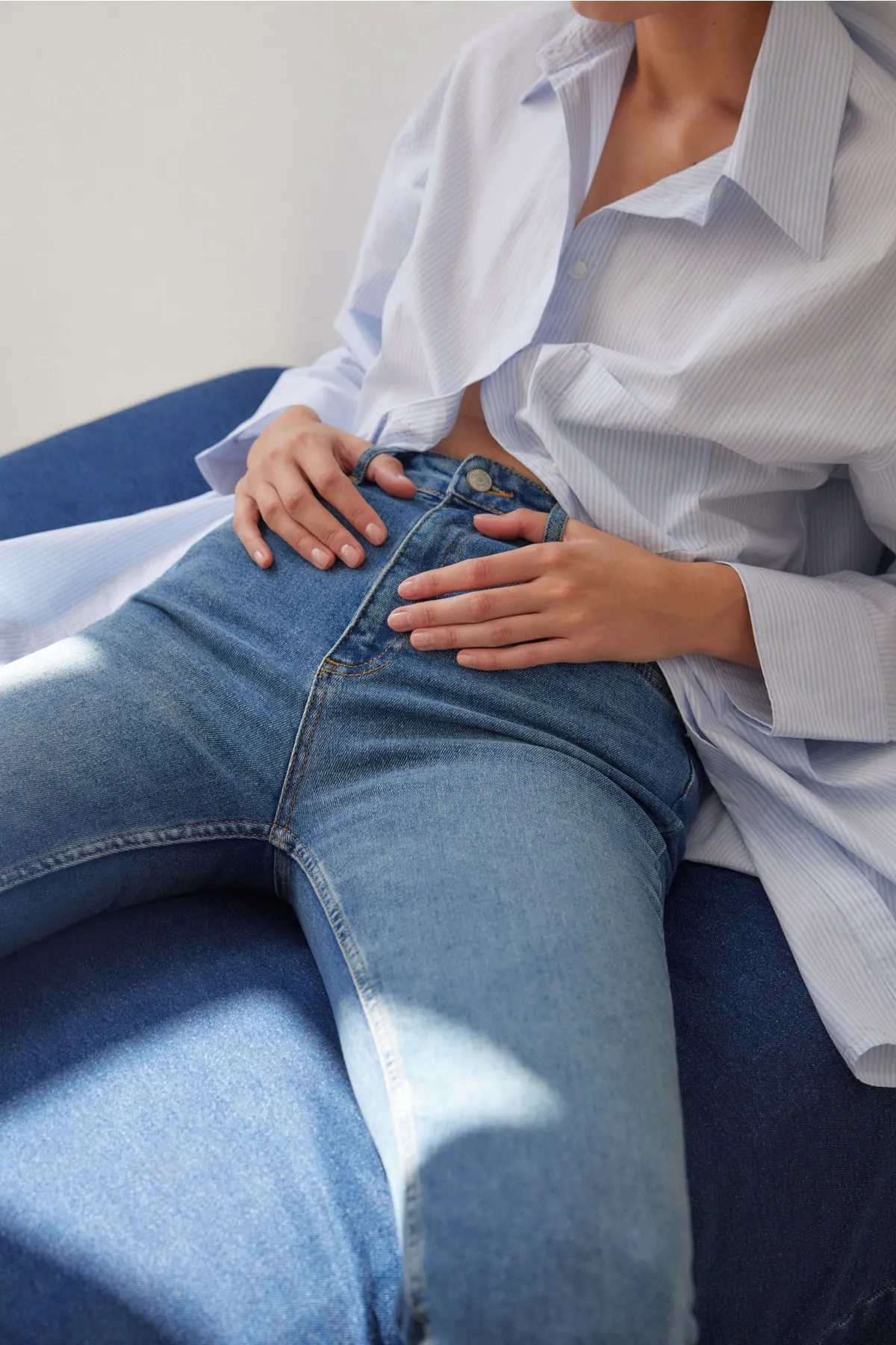 Trendyol Collection  Blaue, nachhaltigere Slim-Jeans mit hoher Taille TWOAW23JE00350