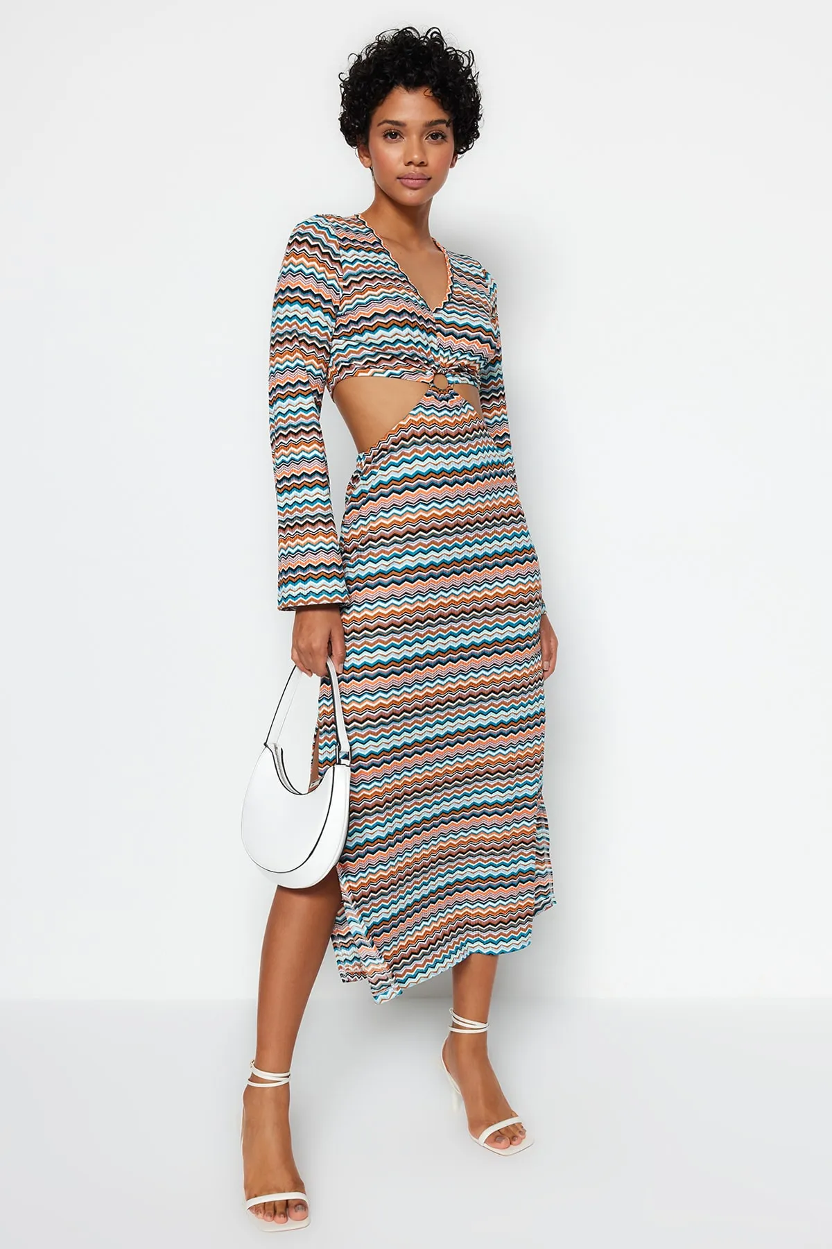Trendyol Collection  Mehrfarbiges, dehnbares Midi-Strickkleid mit Ausschnitten und detailliertem Druck TWOSS23EL01809