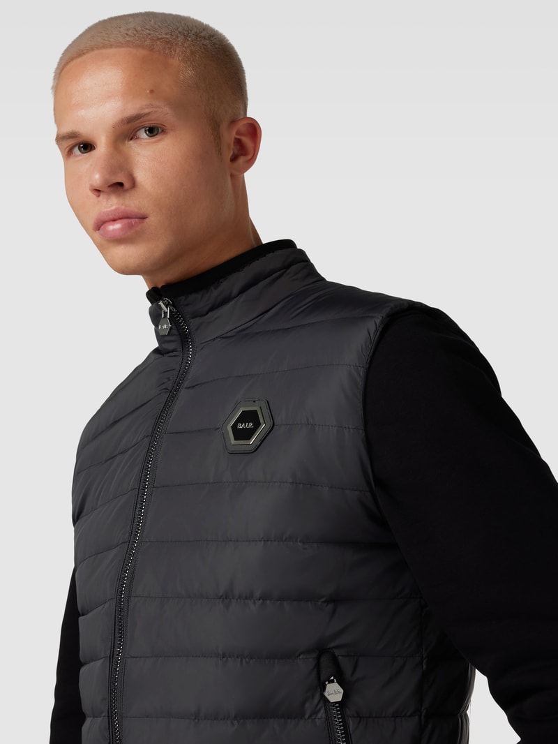 Steppweste mit Label-Patch in schwarz