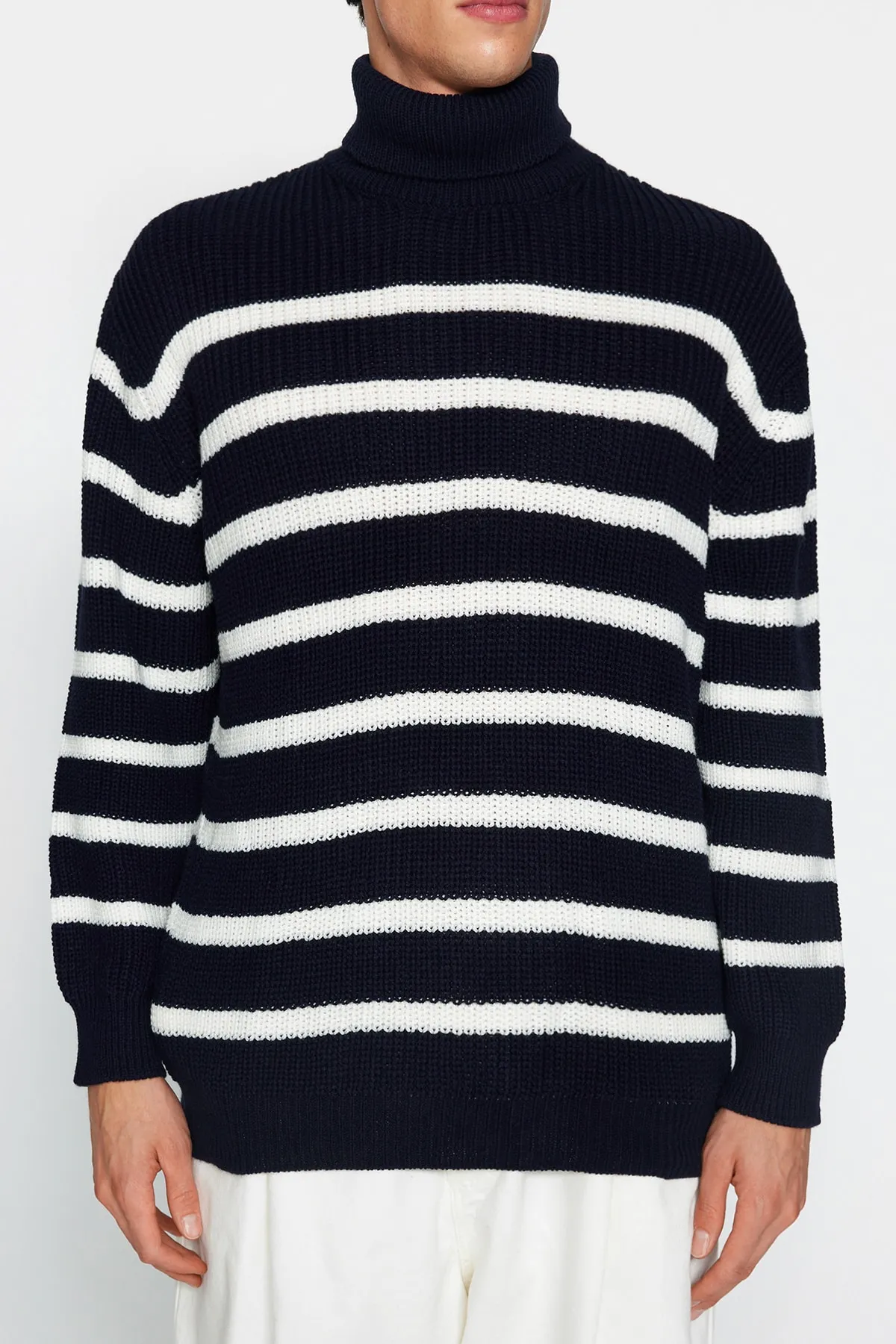 Trendyol Collection  Marineblauer, gestreifter Unisex-Strickpullover in Oversize-Passform und weiter Passform TMNAW24KZ00017