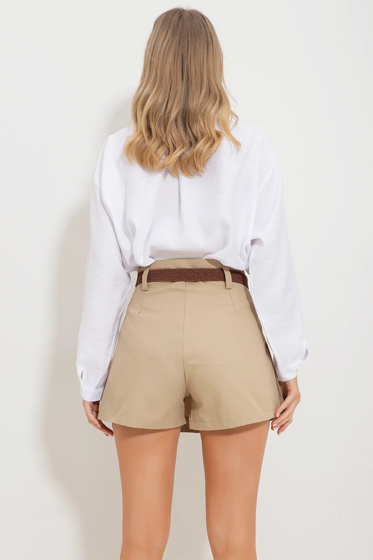 Trend Alaçatı Stili  Damen-Shortsrock aus Gabardine in Dunkelbeige mit Taschenklappe und plissiertem verstecktem Reißverschluss Alc-X11688