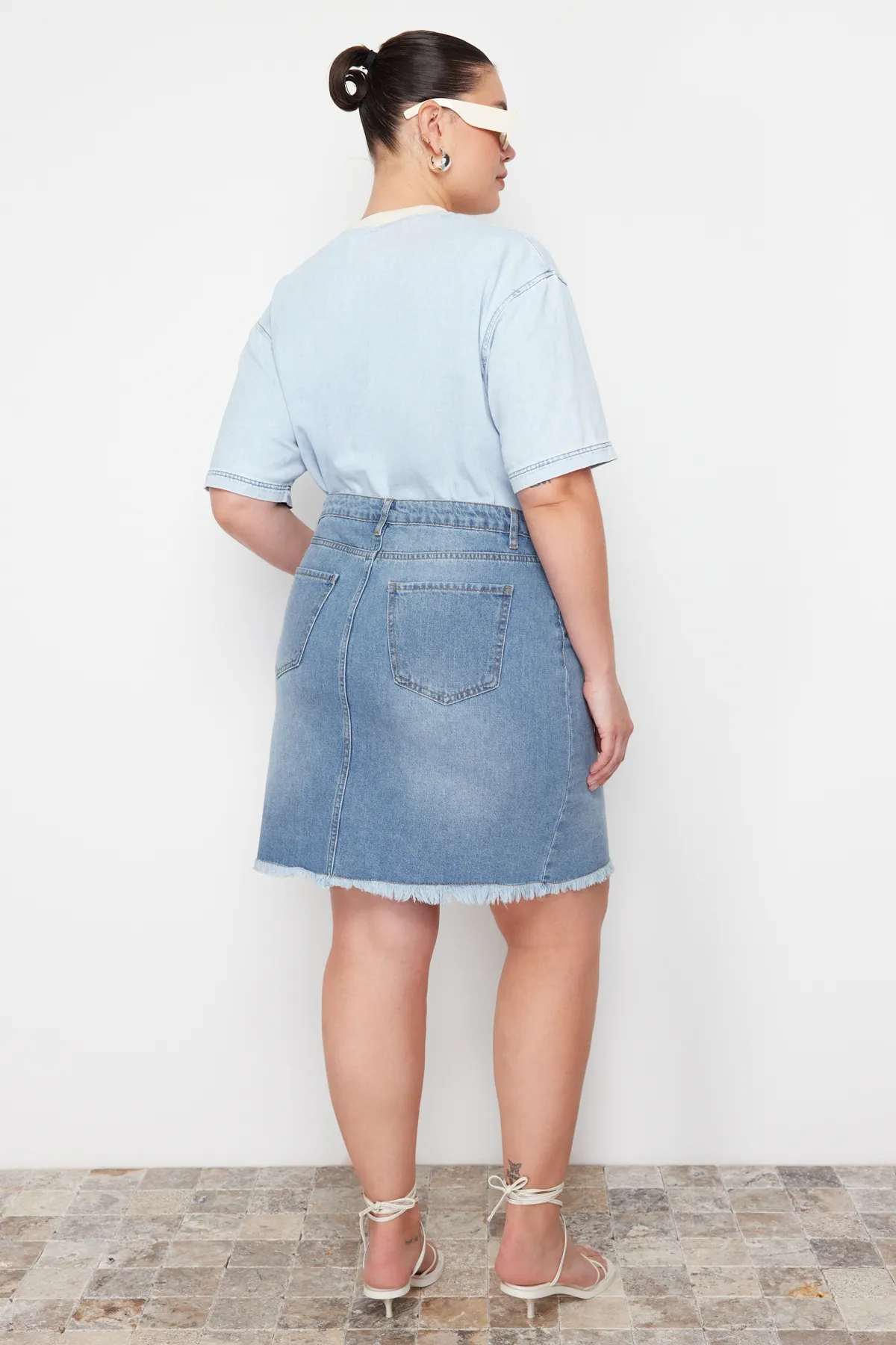 Trendyol Curve  Hellblauer Bleistift-Jeansrock mit hoher Taille TBSSS23AZ00006