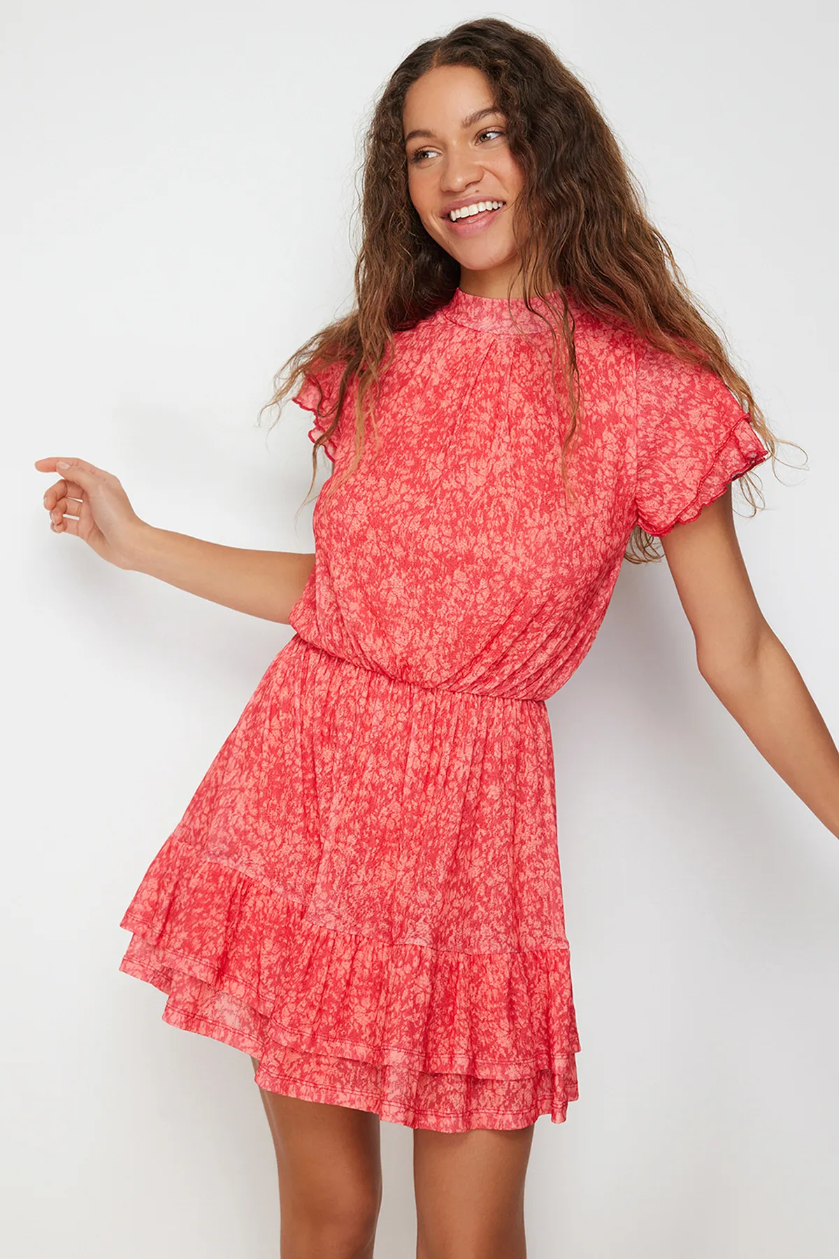 Trendyol Collection  Roter, speziell strukturierter Rock mit Rüschen, Mini, kurzen Ärmeln, Stehkragen, dehnbares Strick-Minikleid TWOSS24EL00485