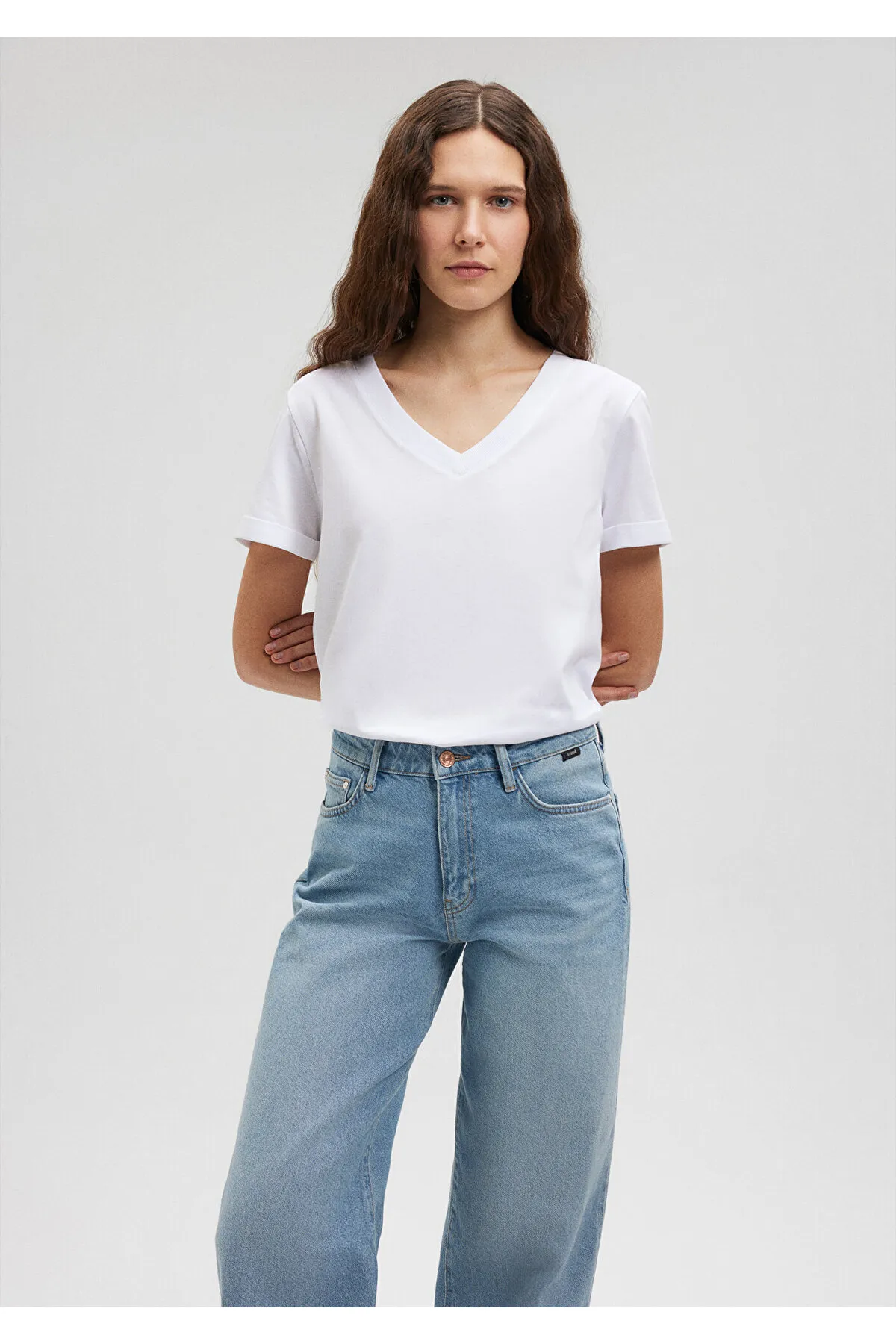 Mavi  Weißes Basic-T-Shirt mit V-Ausschnitt, reguläre Passform / normaler Schnitt 166248-620