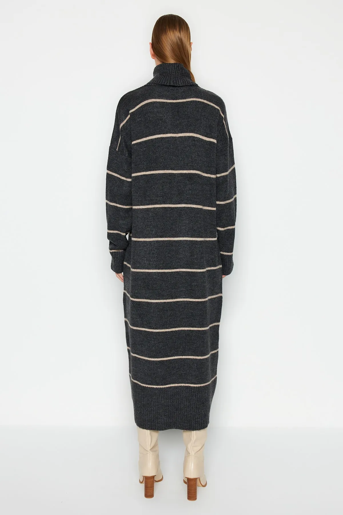 Trendyol Collection  Anthrazitfarbenes, weit geschnittenes Maxi-Strickkleid mit Rollkragen TWOAW24EL00056