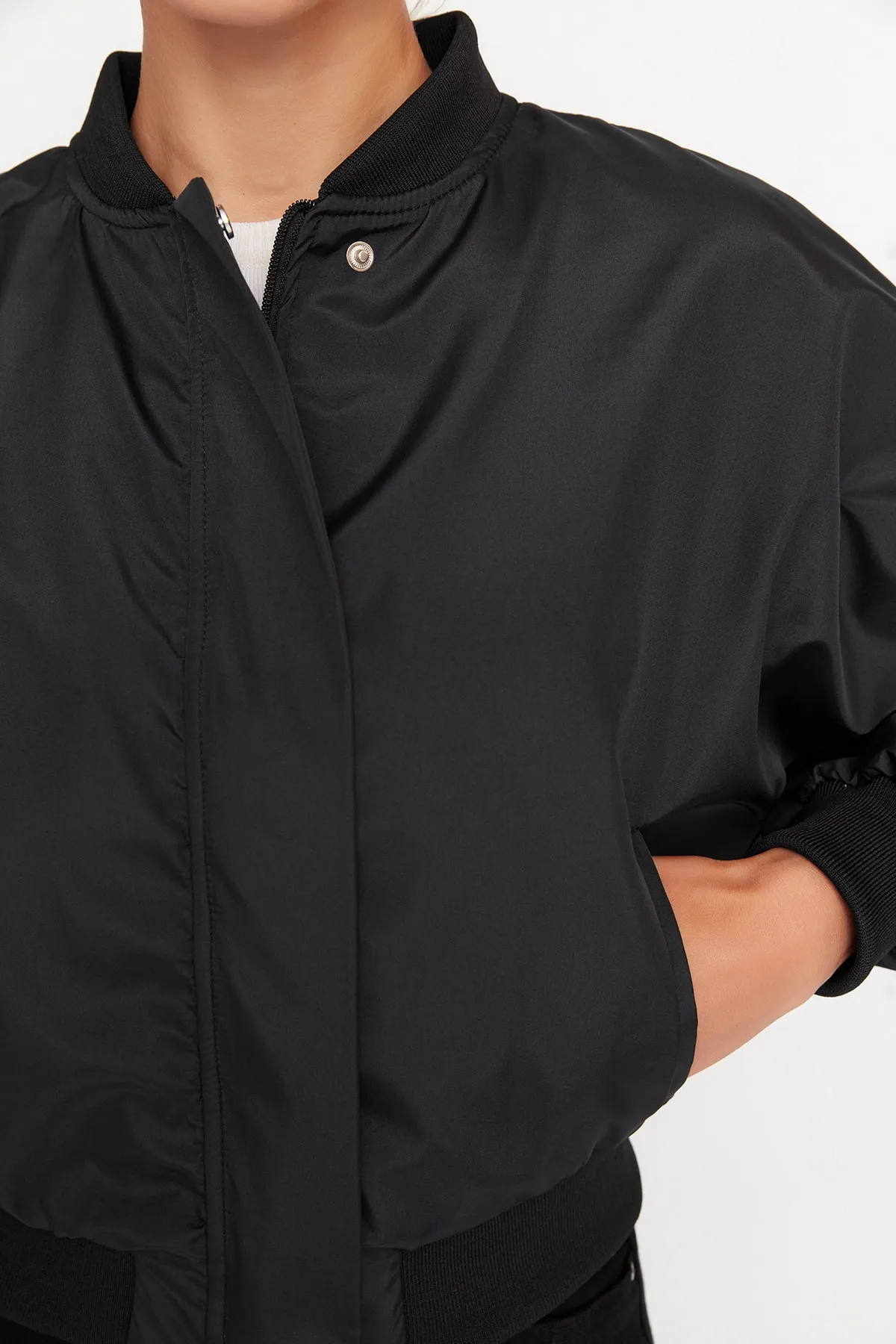 Trendyol Collection  Schwarzer, wasserdichter Bombermantel mit Raffung-Details TWOSS22MO0099
