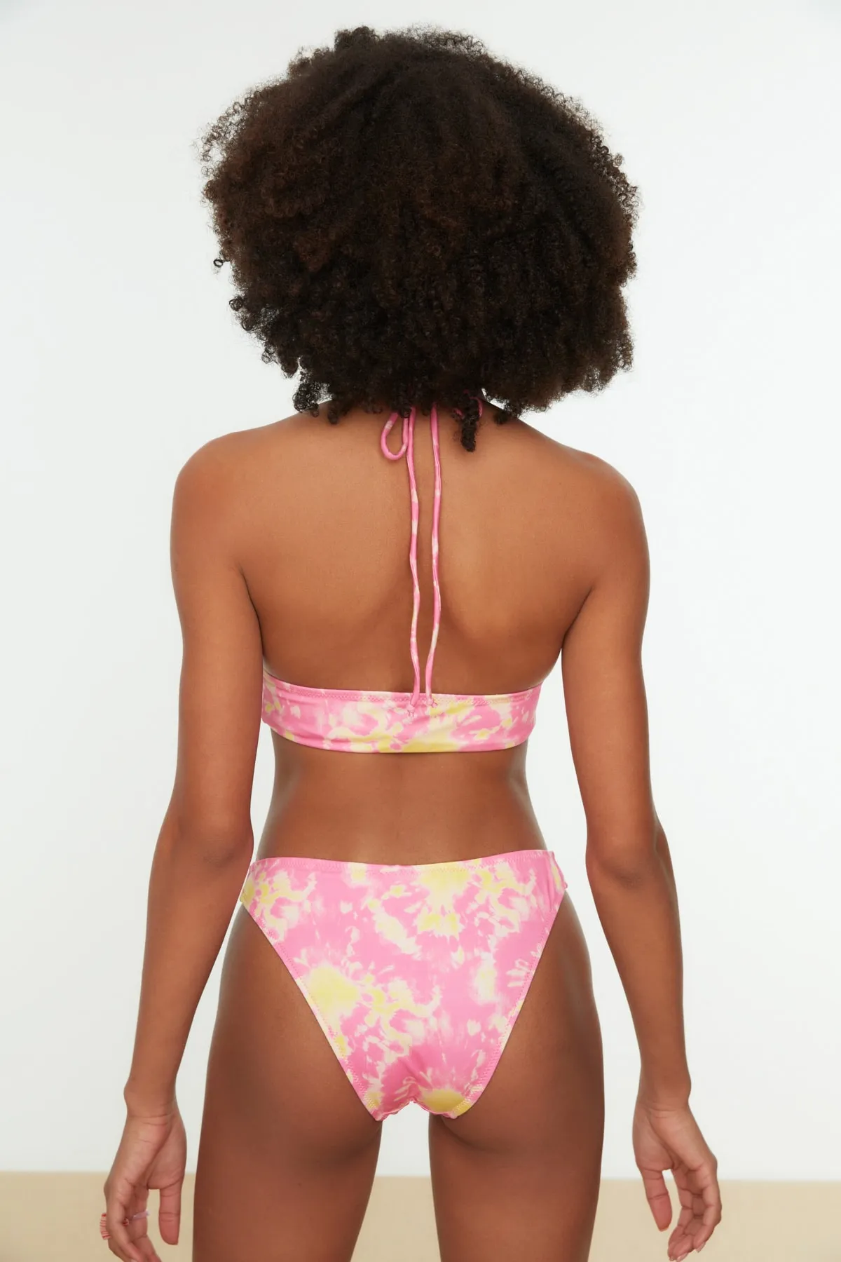 Trendyol Collection  Bikinihose mit Batikmuster und V-Ausschnitt TBESS22BA0024