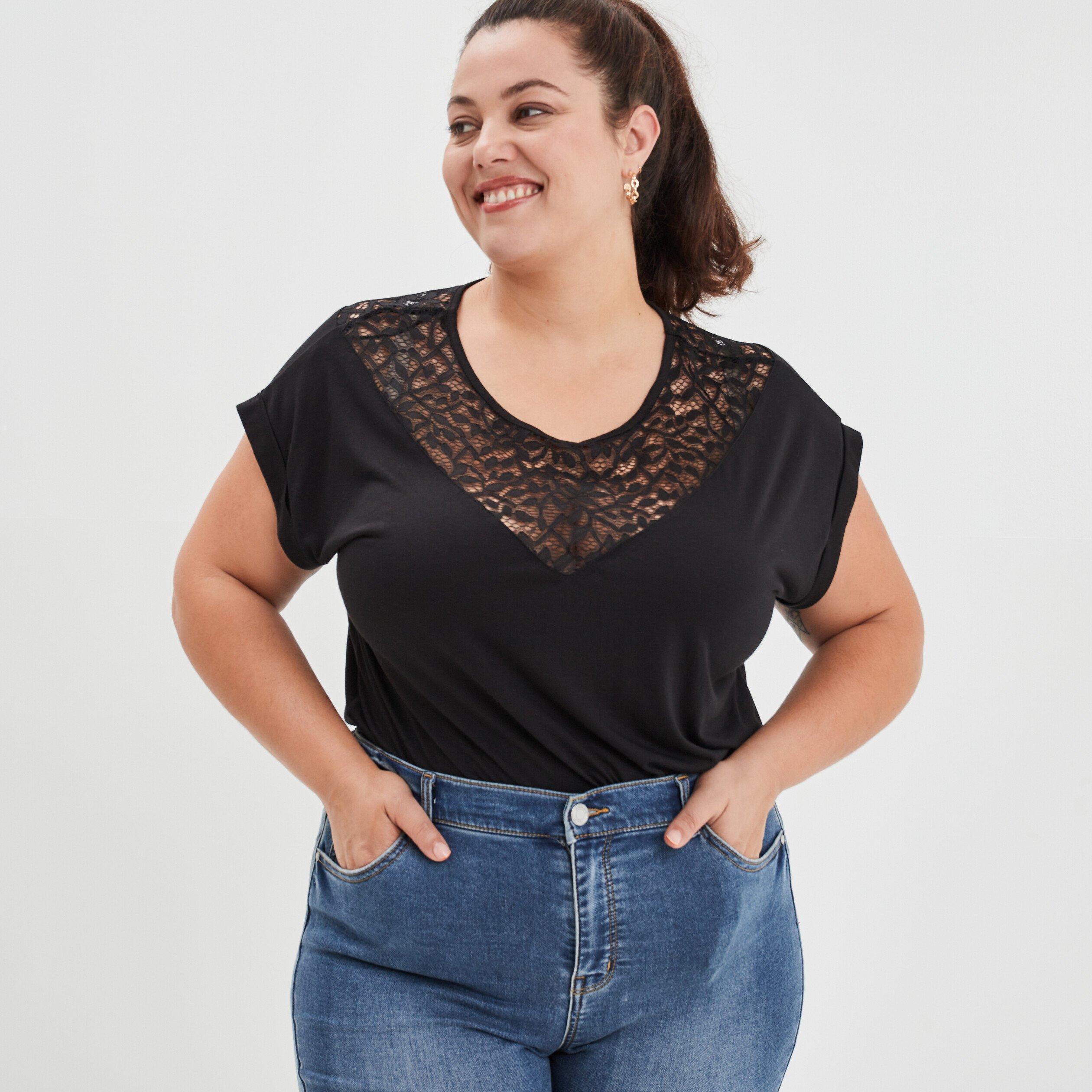 T-shirt col à dentelle Modavista noir femme grande taille | La Halle