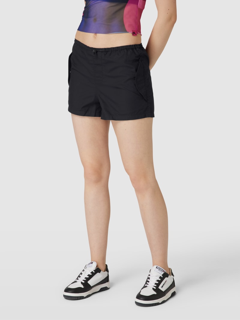 Shorts mit Pattentaschen in schwarz