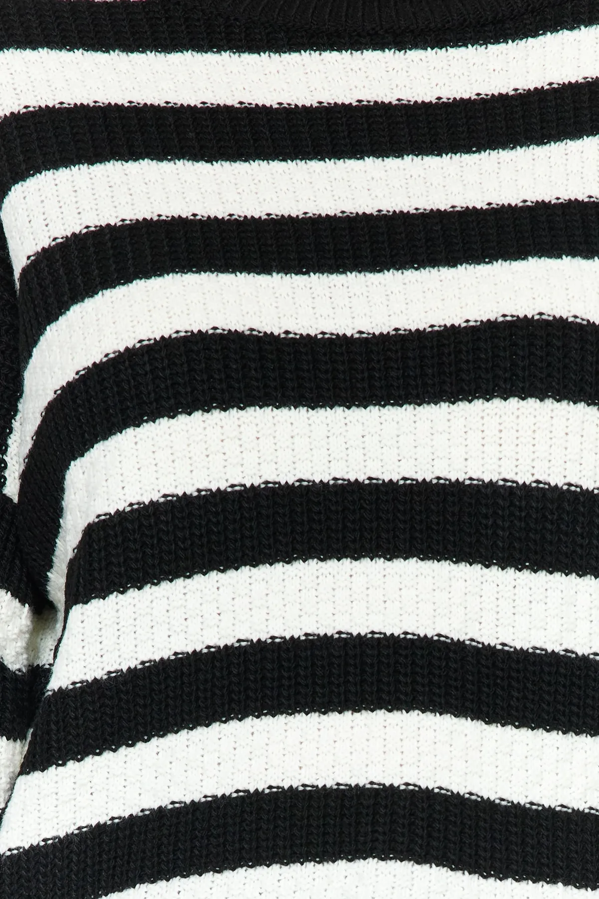 Trendyol Collection  Schwarzer Strickpullover mit weiter Passform TWOAW23KZ00516