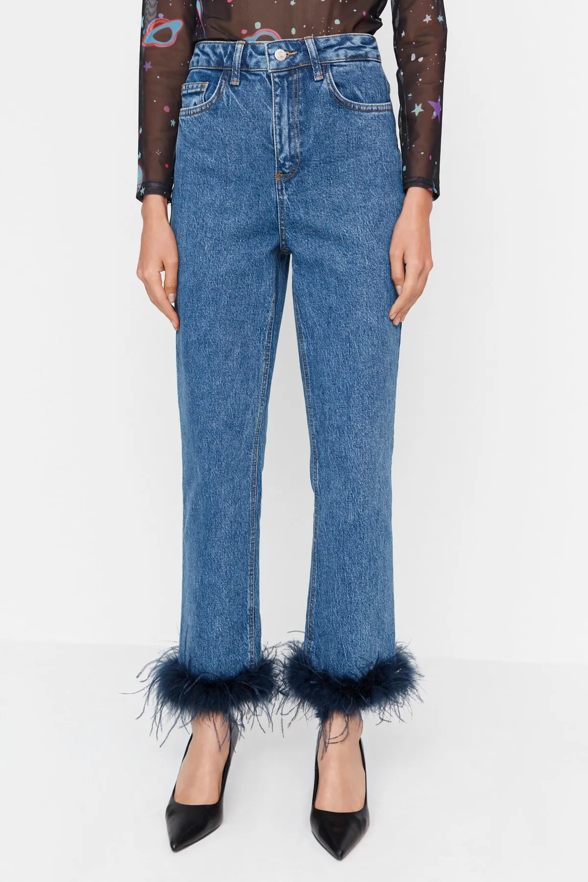 Trendyol Collection  Blaue Jeans mit hoher Taille und geradem Bein und Federn TWOAW23JE00667