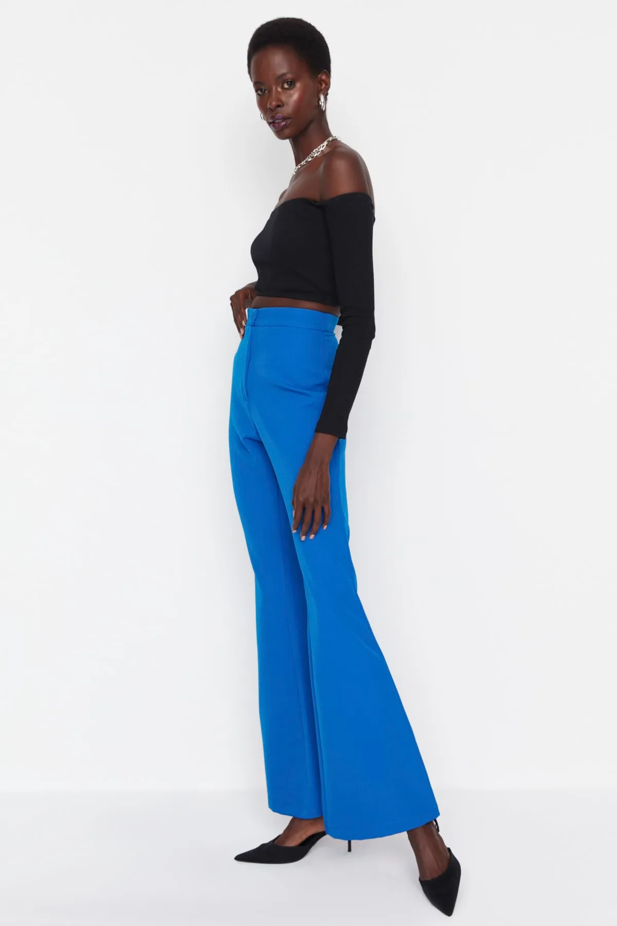 Trendyol Collection  Blaue, gewebte Hose mit ausgestelltem Bein TOFAW19BB0581