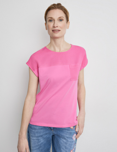 T-Shirt mit Material-Patch und Ziersteinchen