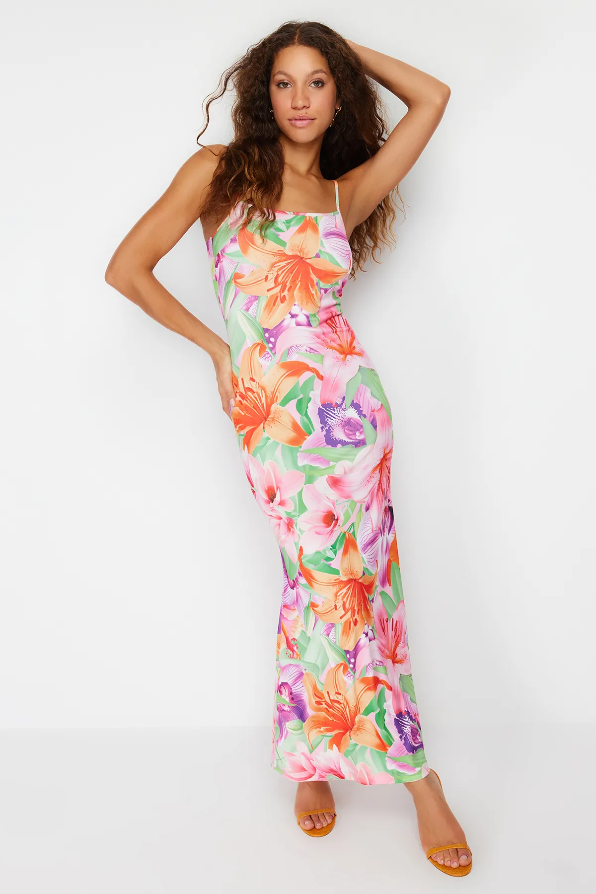 Trendyol Collection  Mehrfarbiges, florales, figurbetontes Maxi-Bleistiftkleid mit Trägern und dehnbarem Strick TWOSS23EL02435
