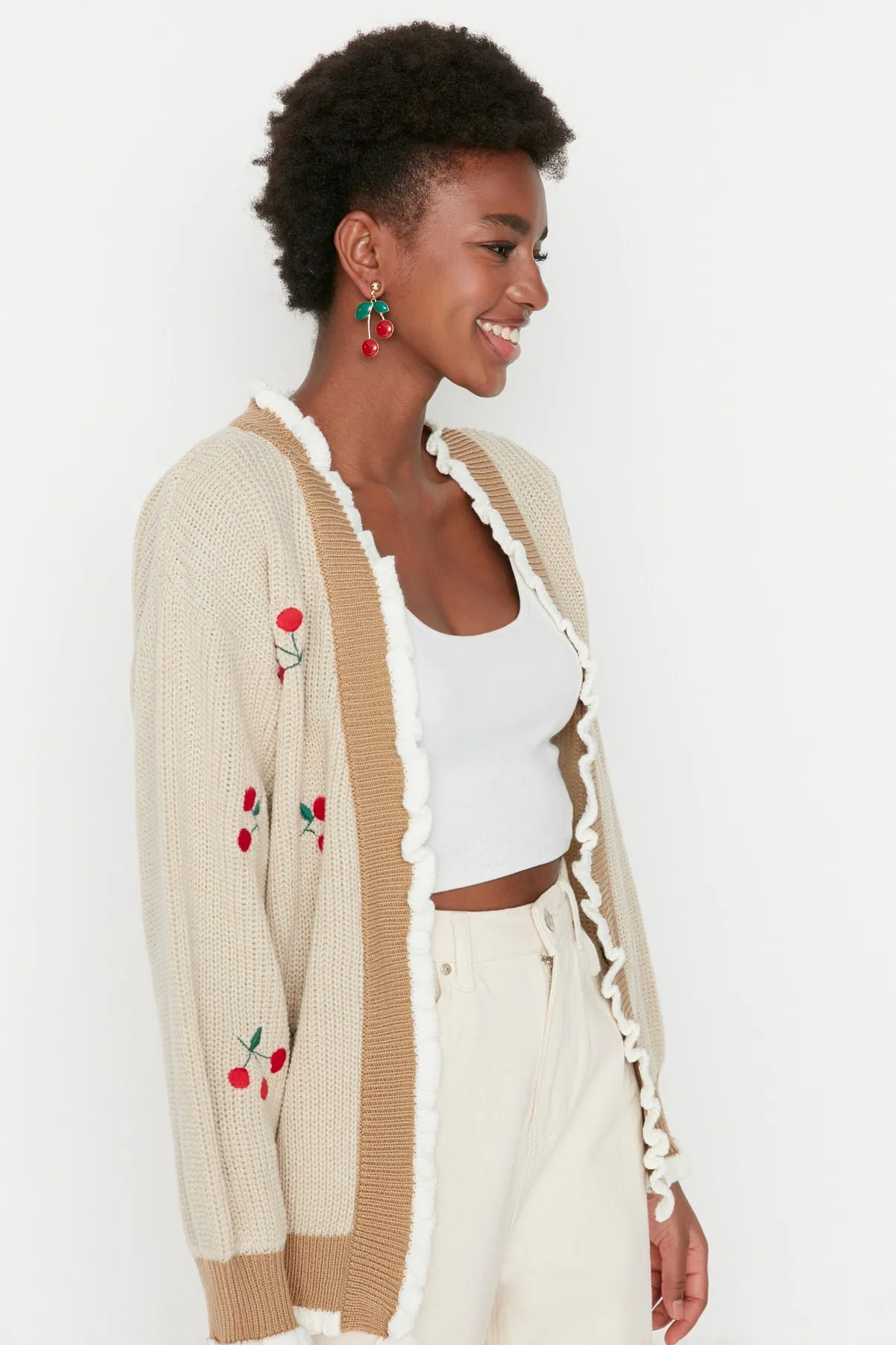 Trendyol Collection  Kamelfarbene Strickjacke mit Stickerei TWOAW21HI0628