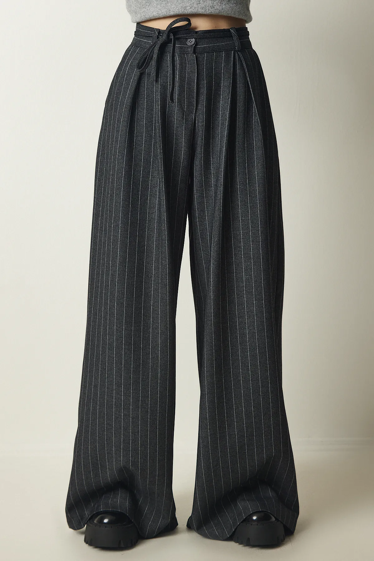 Happiness İstanbul  Dunkelgraue, schlanke, gestreifte, lockere Palazzo-Hose für Damen FN03147