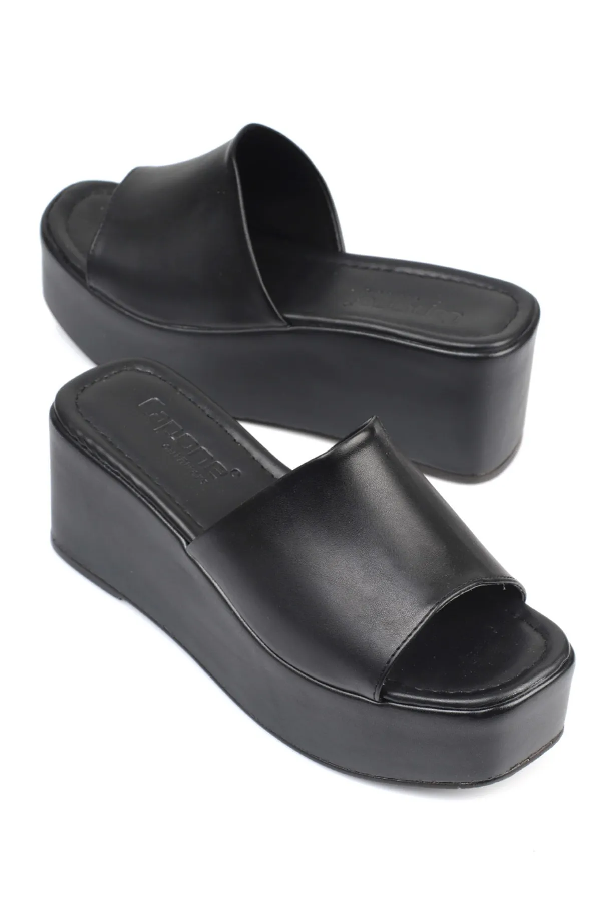 Capone Outfitters  Capone Damen-Flatform-Hausschuhe mit metallischem Keilabsatz und einem Riemen in Schwarz