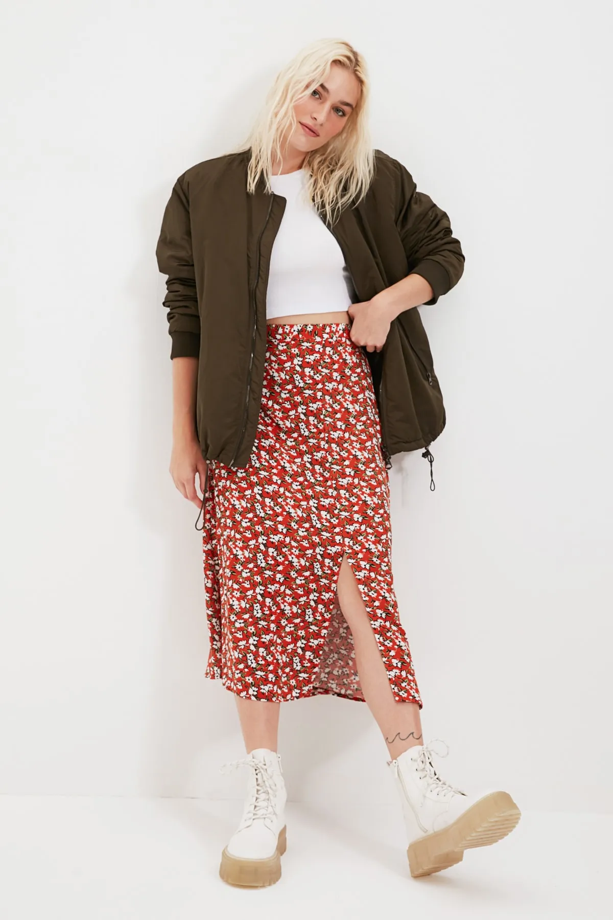 Trendyol Collection  Gewebter Midirock aus Viskosestoff mit Blumenmuster und Fliesenschlitzen TWOSS20ET0230