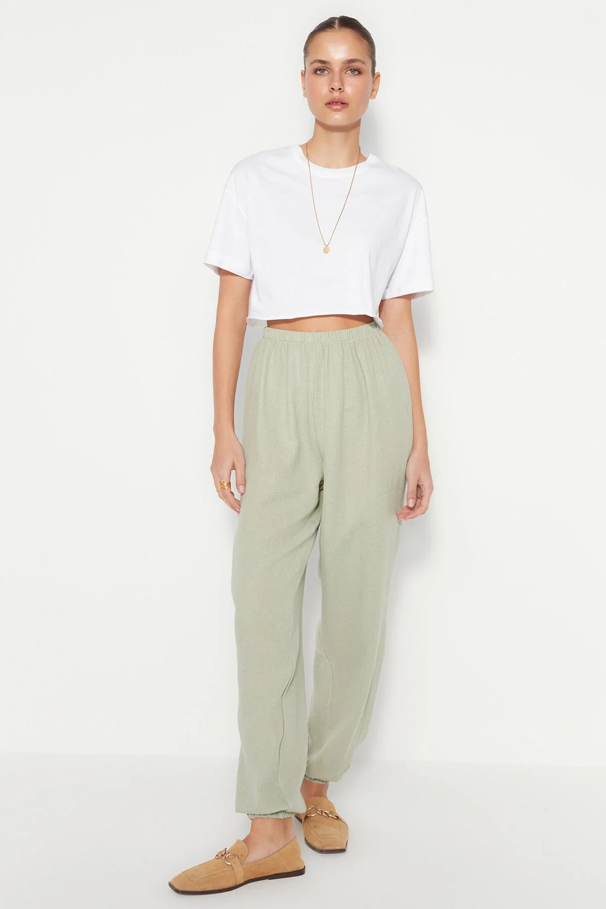 Trendyol Collection  Khakifarbene Jogger-Hose aus gewebtem Musselin TWOSS23PL00148
