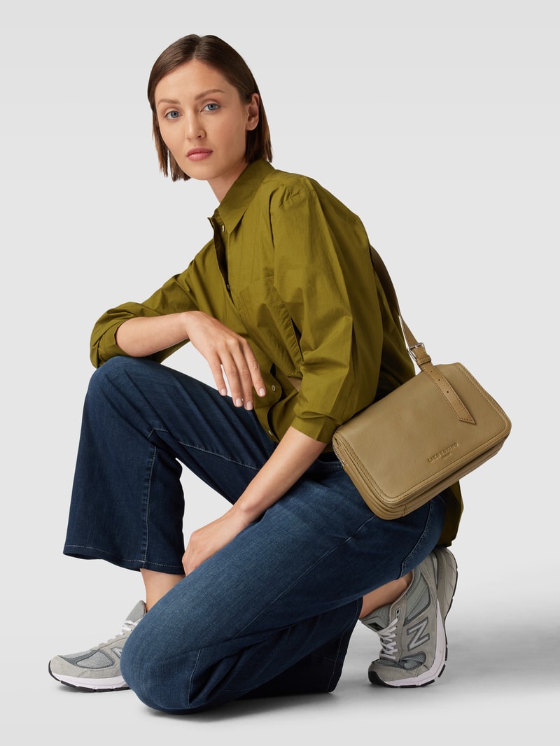 Crossbody Bag mit Label-Detail in schlamm
