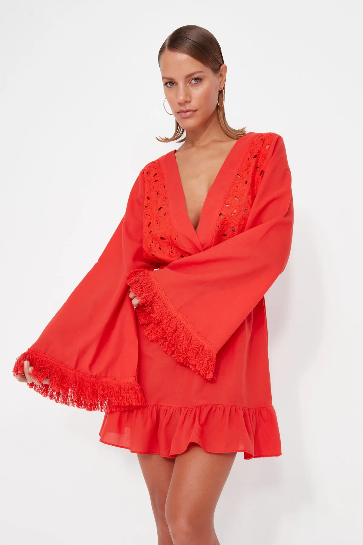 Trendyol Collection  Rotes Mini-Strandkleid aus gewebter Spitze aus 100 % Baumwolle TBESS23EL00032