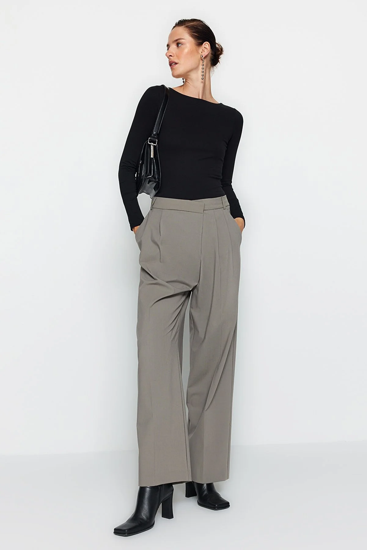 Trendyol Collection  Schwarze, dehnbare, dehnbare Strickbluse aus Baumwolle mit U-Boot-Ausschnitt TWOAW24BZ00166