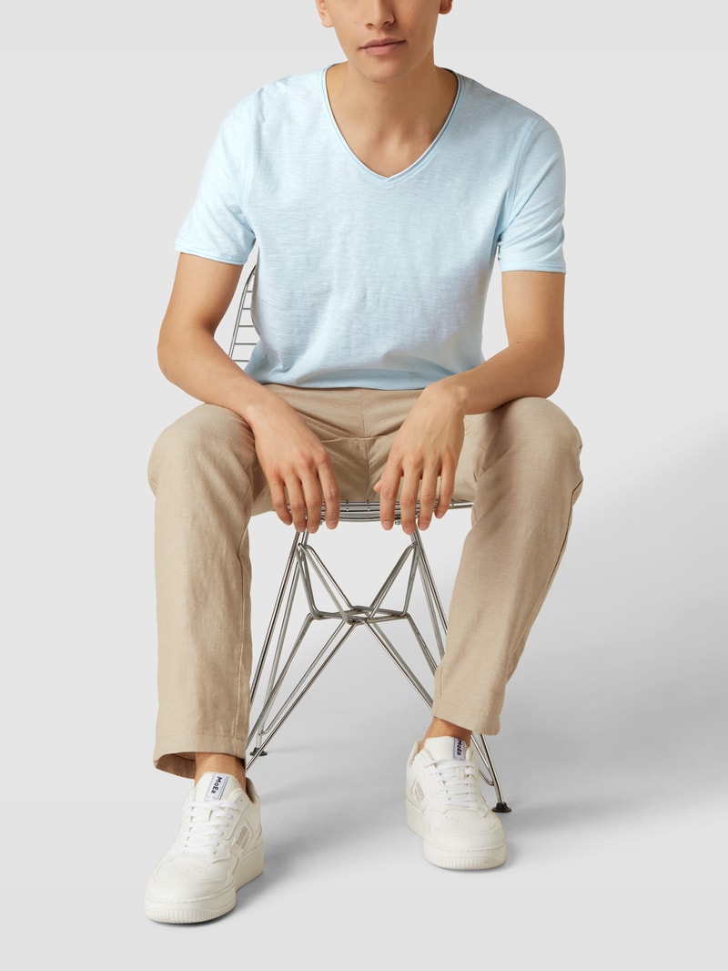 T-Shirt mit V-Ausschnitt in hellblau