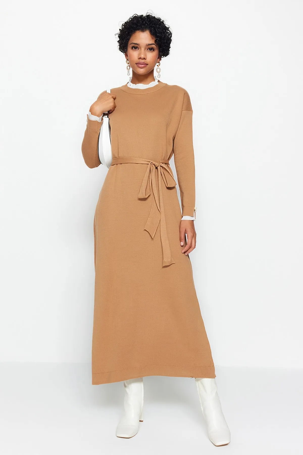 Trendyol Modest  Kamelfarbenes Strickkleid mit Perlendetail TCTAW24EB00001