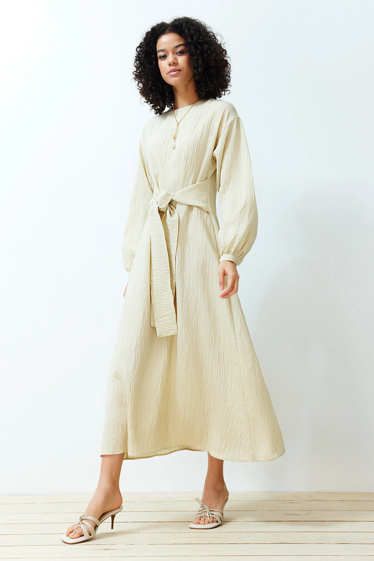 Trendyol Modest  Beigefarbenes Webkleid mit Bindeband vorne TCTSS24EB00131
