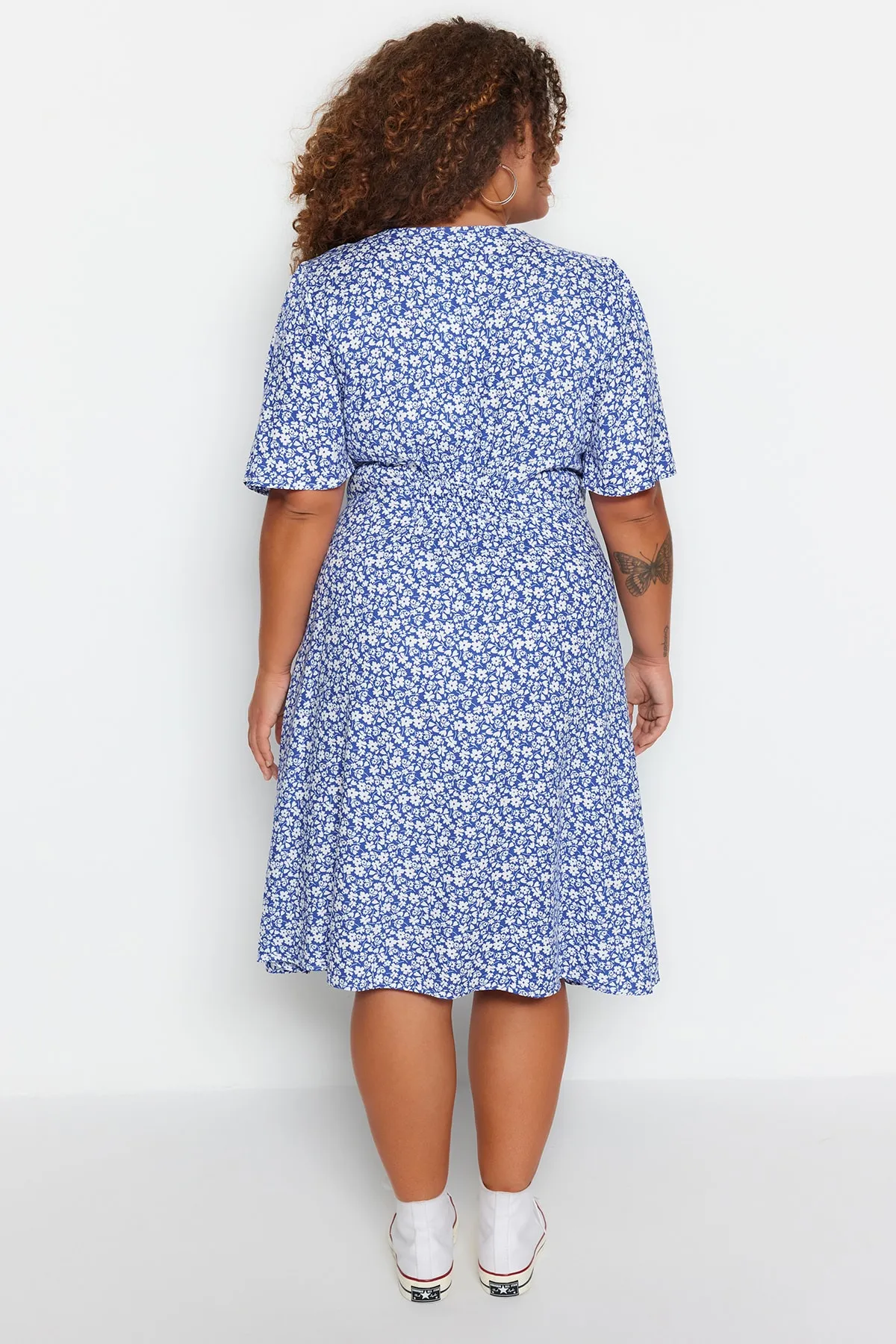 Trendyol Curve  Marineblaues gewebtes Kleid mit Blumenmuster TBBSS23AH00101