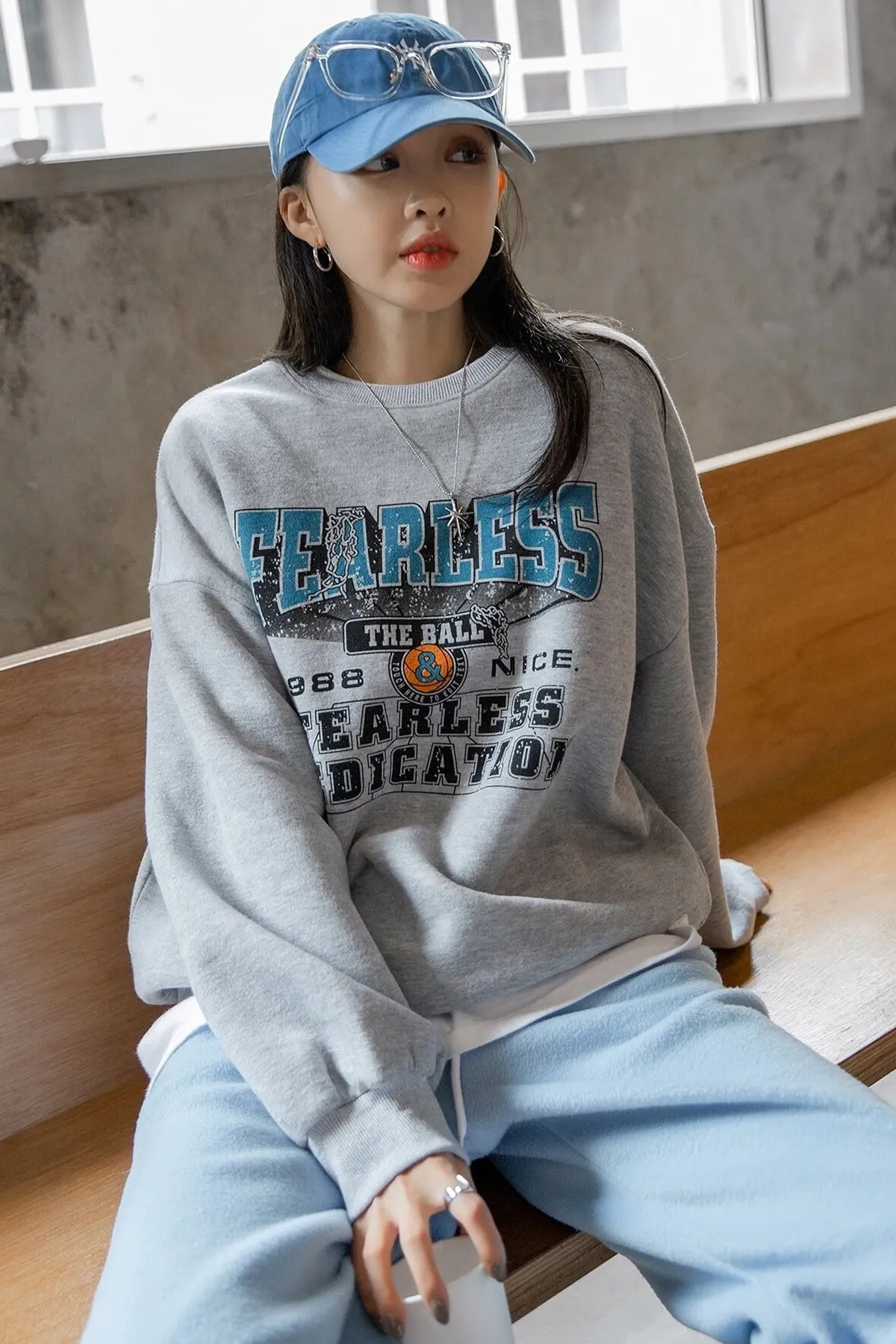 MODAGEN  Graues Unisex-Kapuzenpullover mit Oversize-Aufdruck