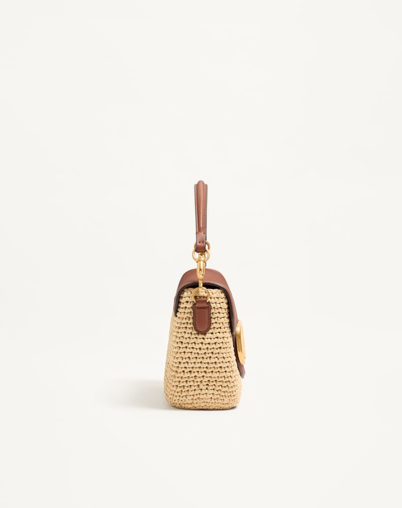 Valentino Garavani Alltime skuldertaske i raffia og kornet kalveskind med skulderrem i kirsebærfarvet broderibånd